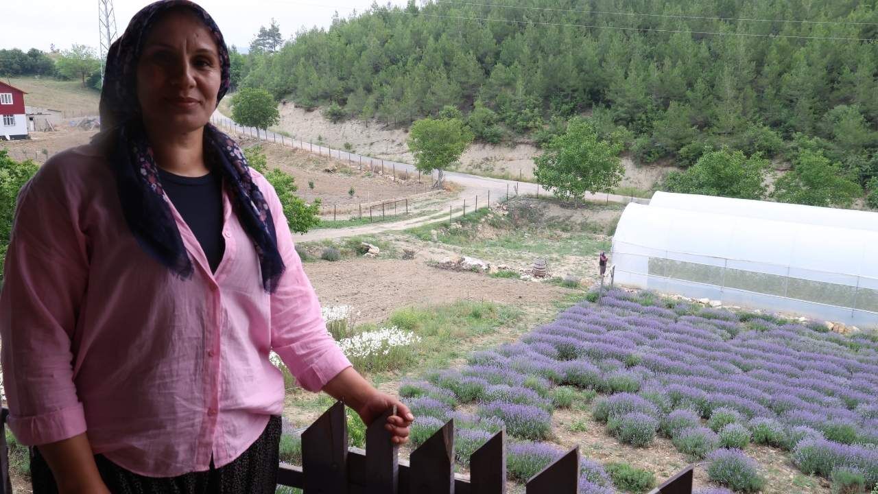 Adana'da Kadınlar Imkânsızı Başardı! Çorak Araziler Üretim Üssü Oldu (1)