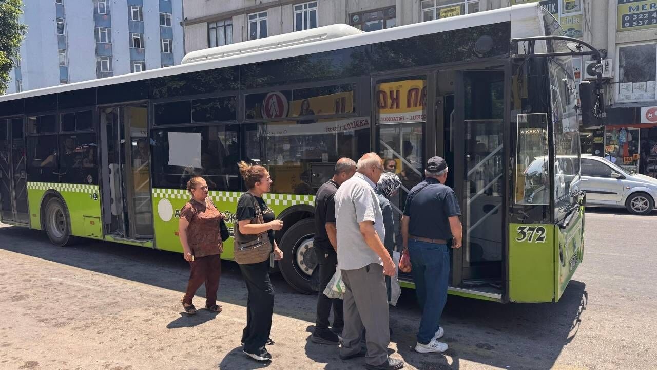 Adana’da Klima Isyanı Toplu Taşımada Sıcaklık Çileye Dönüştü (2)