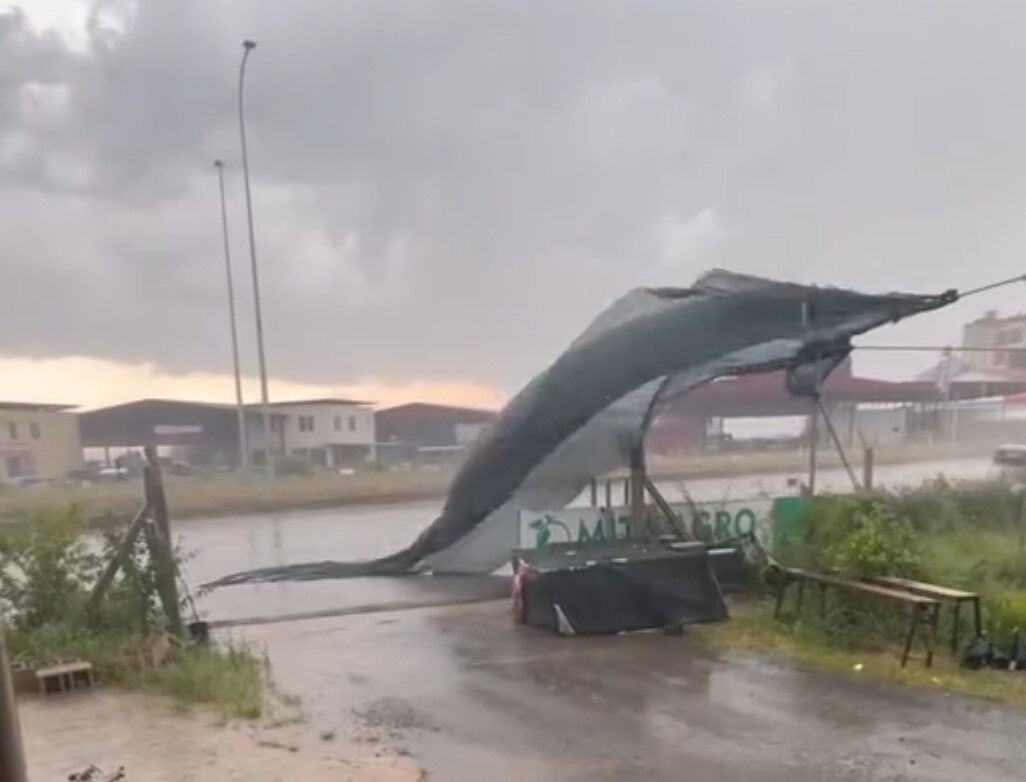 Adana’da Kuvvetli Rüzgar Seraları Vurdu, Çatılar Hasar Gördü (2)