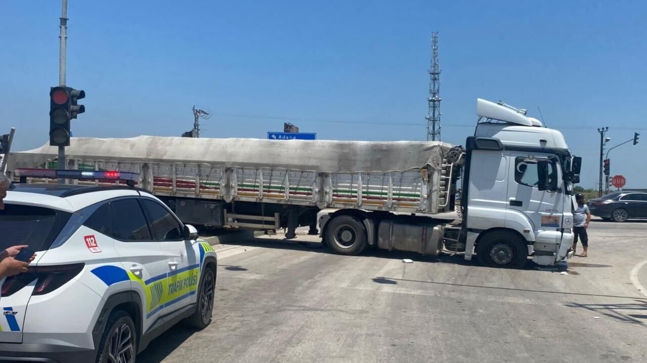 Adana'da Tırın Iki Otomobile Çarpması Sonucu 5 Kişi Yaralandı
