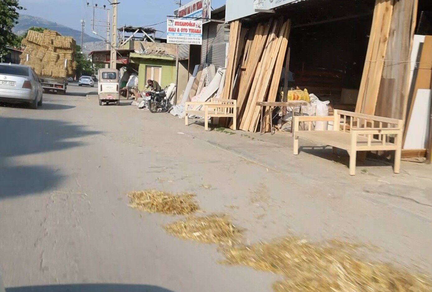 Adana’da Trafikte Tehlikeli Yolculuk! Saman Yüklü Pikap Tehlike Saçtı (2)
