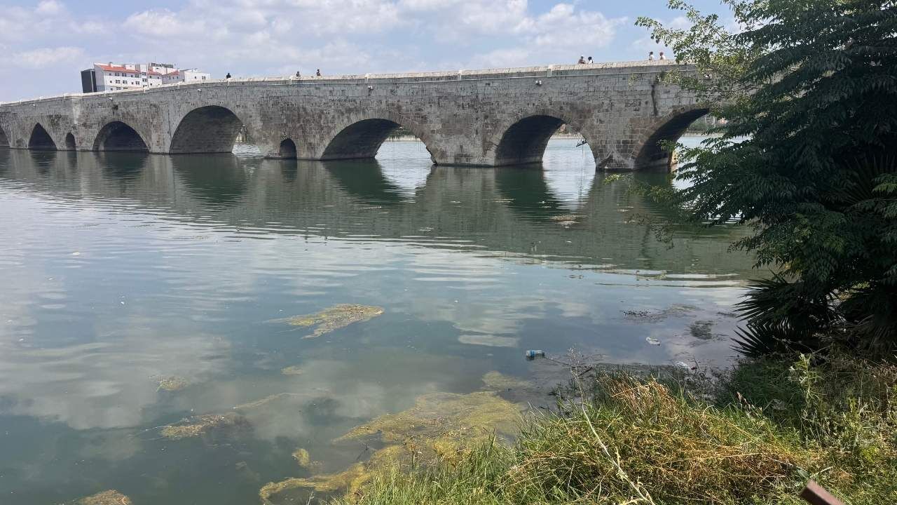 Adana'ya Yakışmayan Görüntü! Seyhan Nehri Çöplerle Kaplandı (1)
