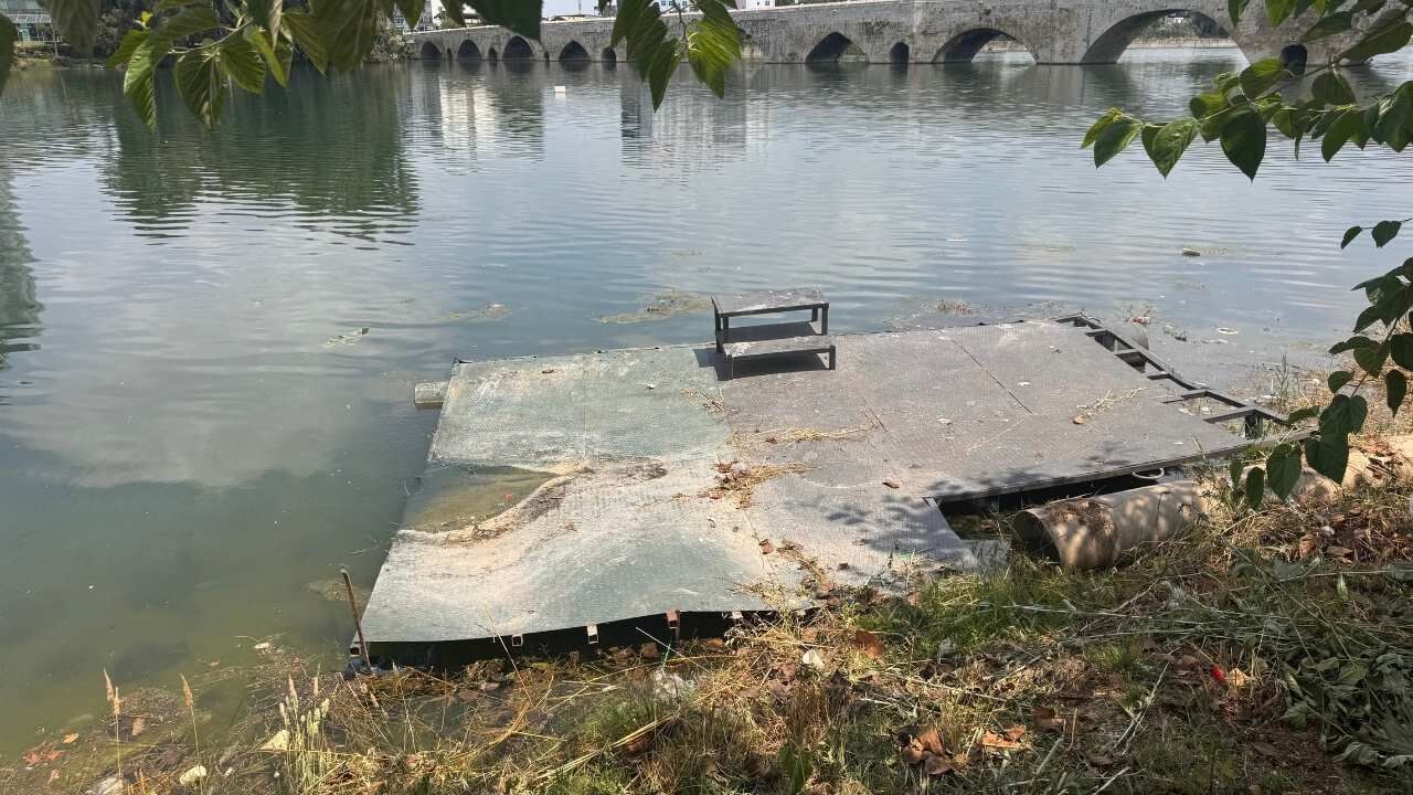 Adana'ya Yakışmayan Görüntü! Seyhan Nehri Çöplerle Kaplandı (2)