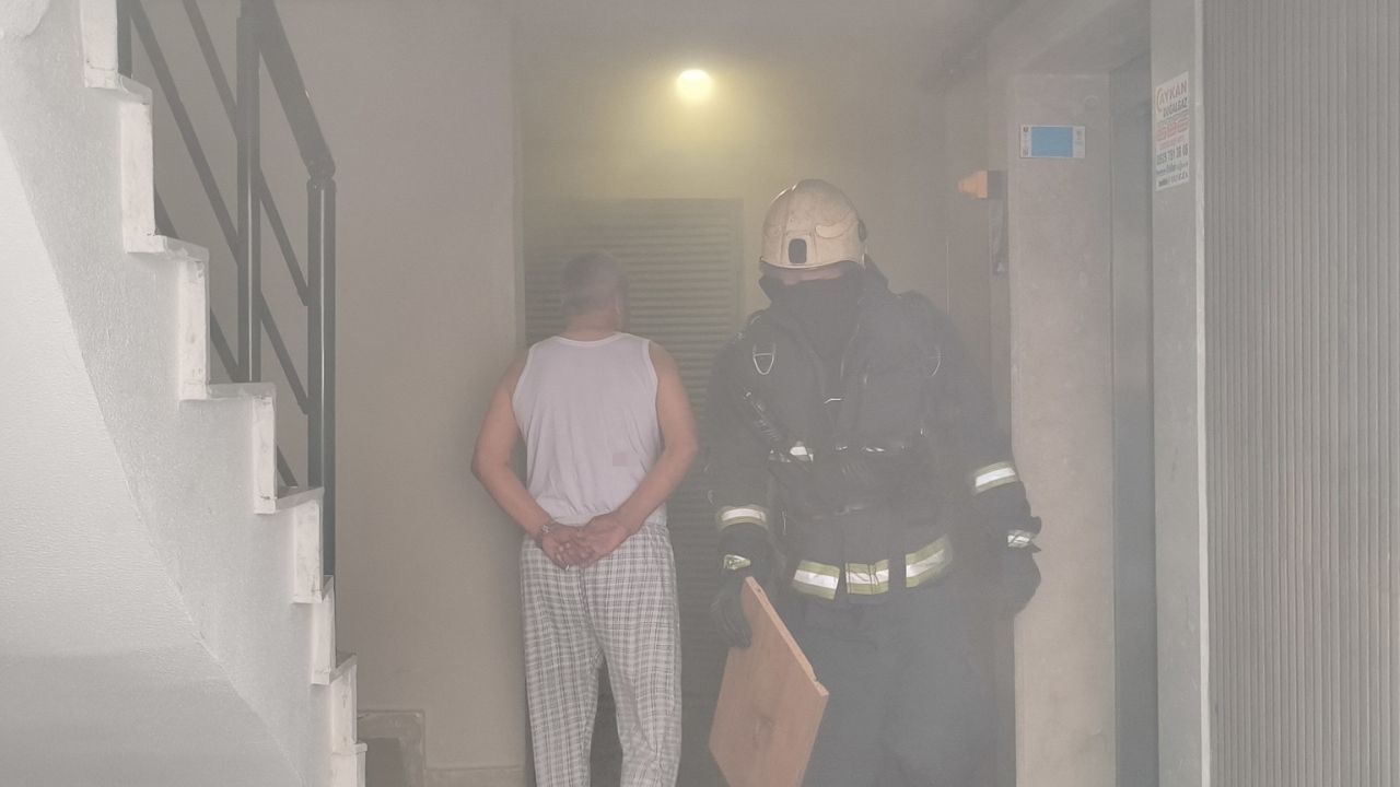 Annesinin Ihbarı Faciayı Önledi! Kendini Odaya Kilitleyip Yangın Çıkardı (1)