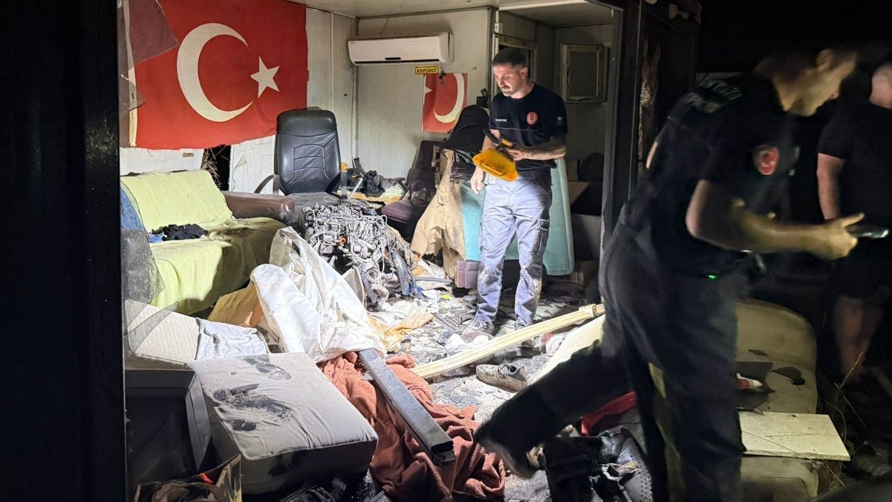 Antalya'da Feci Kaza! Otomobilin Motoru 40 Metre Uçup Barakaya Girdi