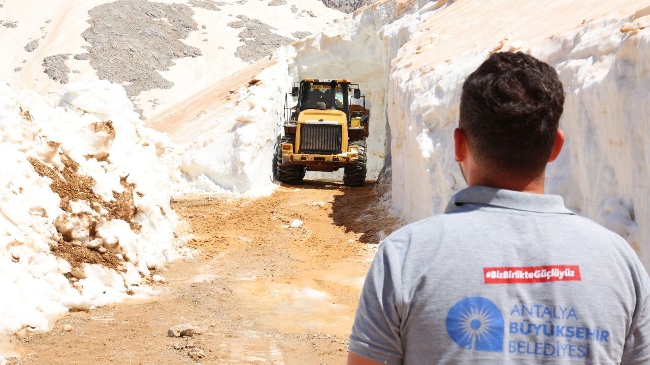 Antalya’da Ilginç Manzara Sahilde 35 Derece, Yaylada 10 Metre Kar (1)