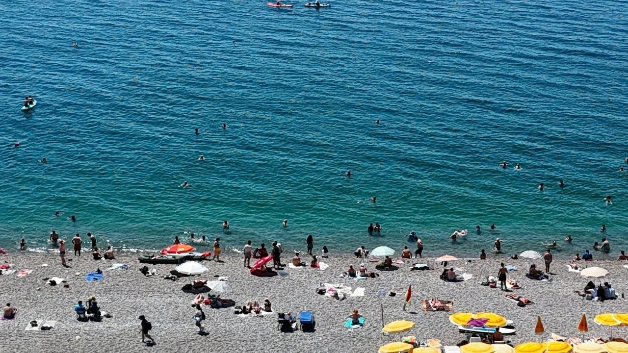 Antalya’da Ilginç Manzara Sahilde 35 Derece, Yaylada 10 Metre Kar (2)