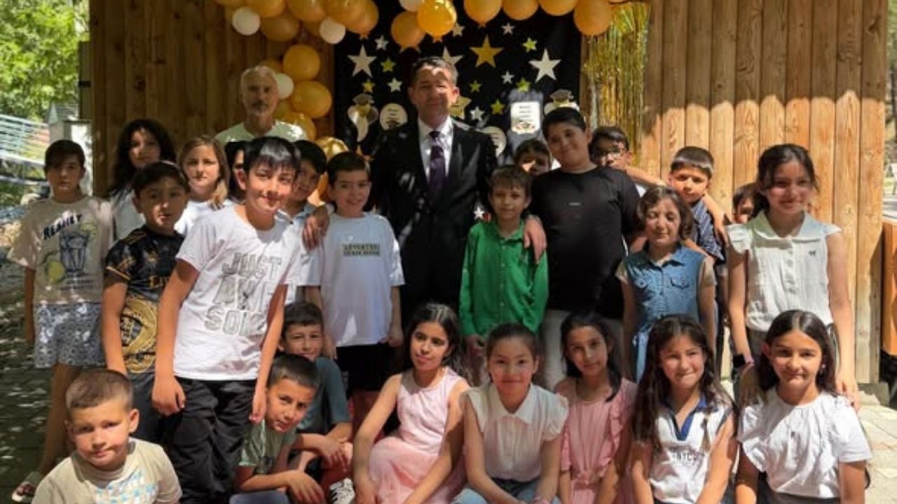 Başkan Özen, öğrencilerin mezuniyet sevincine ortak oldu