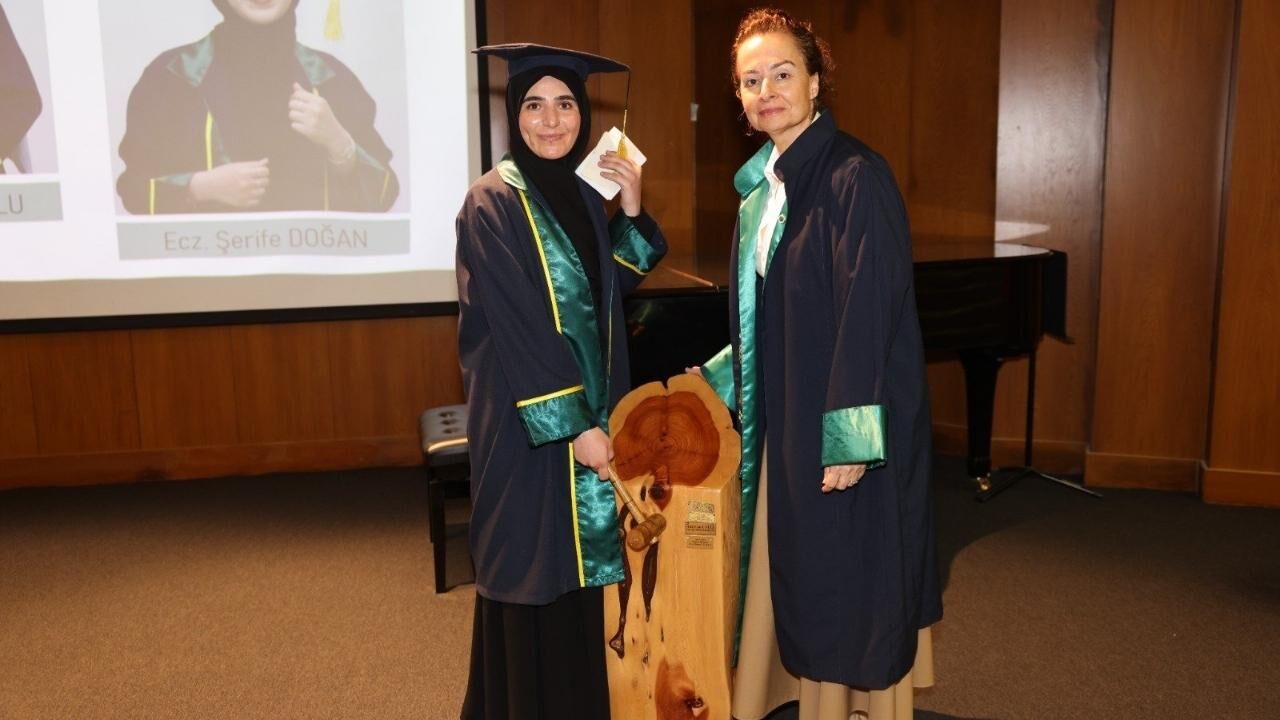 Çukurova Üniversitesi Eczacılık Fakültesi'nde Mezuniyet Gururu