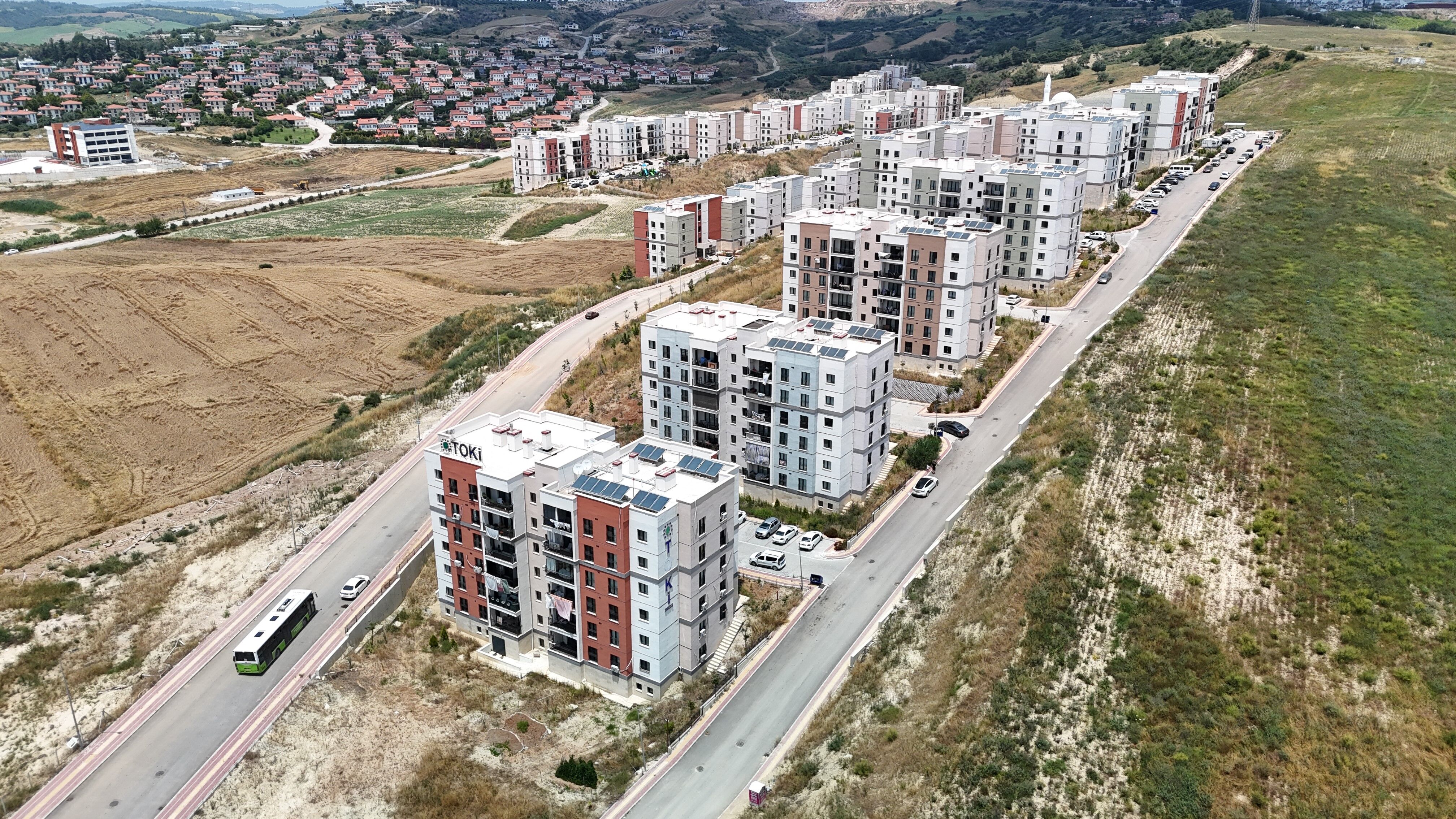 Depremzedeler Isyan Etti Devlet Konut Yaptı, Belediye Yol Yapamadı! (1)