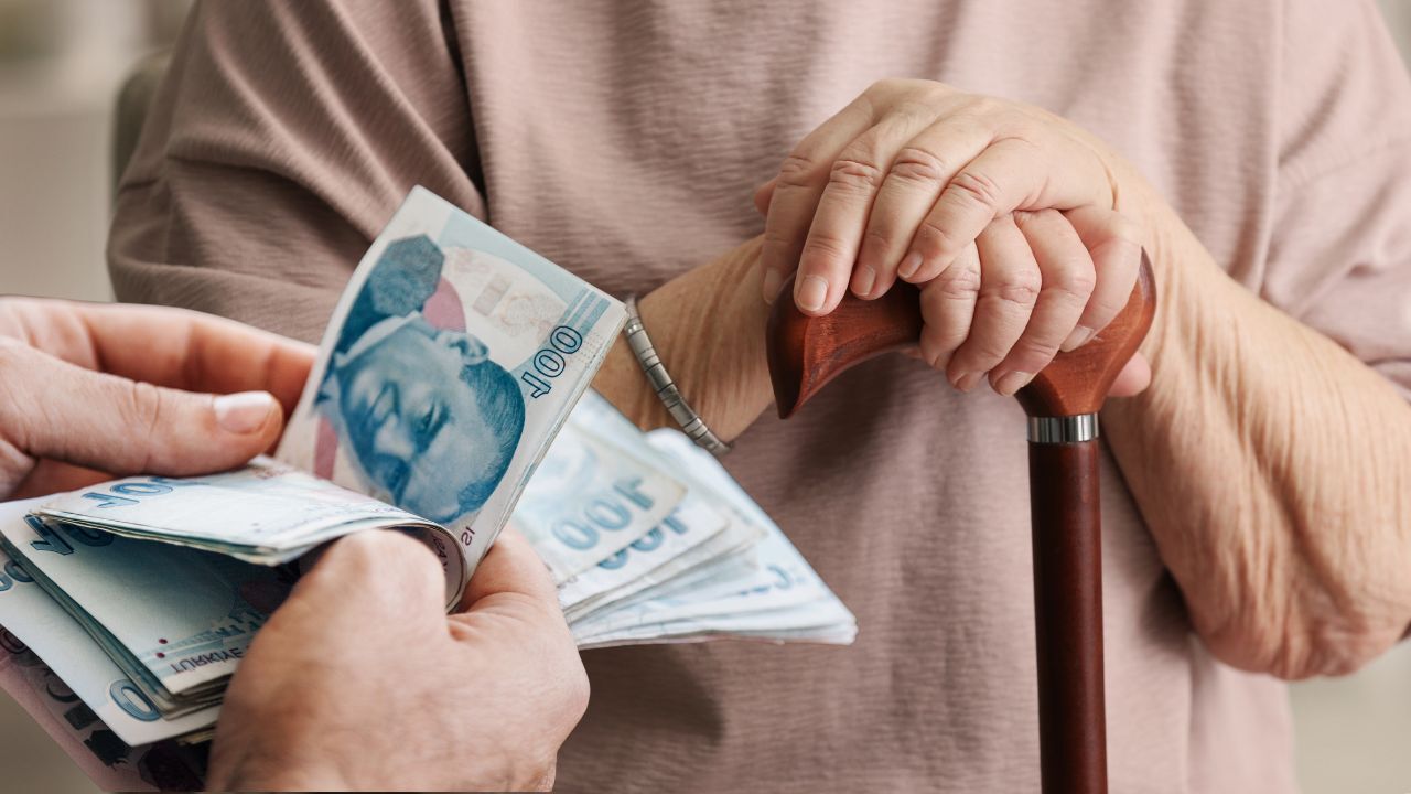 Emeklilerin zam farkı ödeme tarihi belli oldu! SGK duyurdu