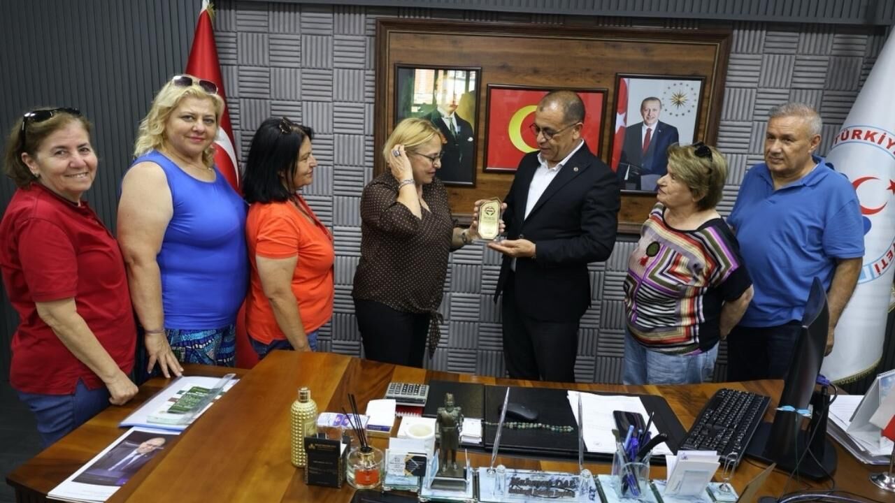 Eskade'den Başkan Mahmut Dal'a Eğitime Katkı Plaketi (1)