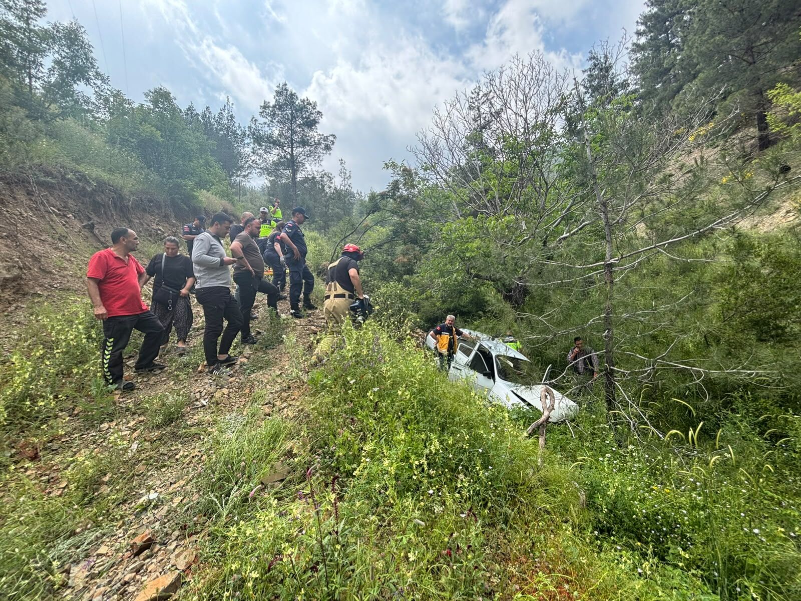 Feke’de Otomobil Uçuruma Yuvarlandı Sürücü Yaralandı (2)