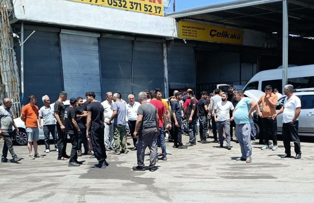 Gaz Pedalı Takılan Otomobil Ortalığı Savaş Alanına Çevirdi (2)