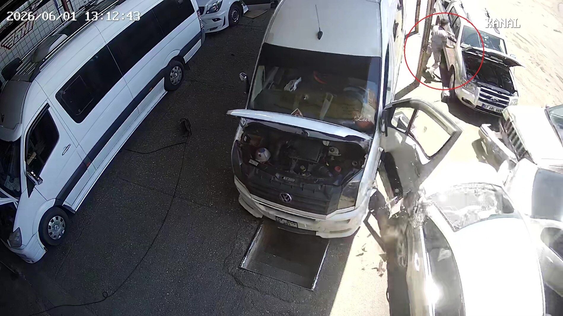 Gaz Pedalı Takılan Otomobil Ortalığı Savaş Alanına Çevirdi (3)