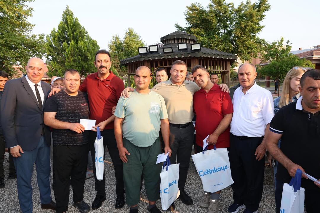 Karaisalı’da Özel Bireylere Anlamlı Babalar Günü Yemeği (1)
