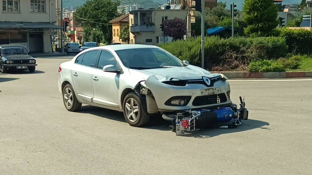 Kozan'da motosiklet ile otomobil çarpıştı: 2 yaralı