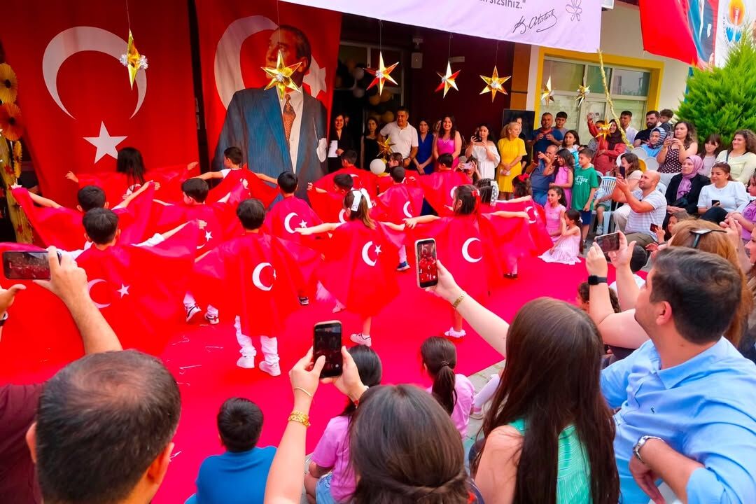 Miniklerin Yıl Sonu Coşkusu Sırelif Gündüz Bakımevi’nden Görkemli Kapanış (1)