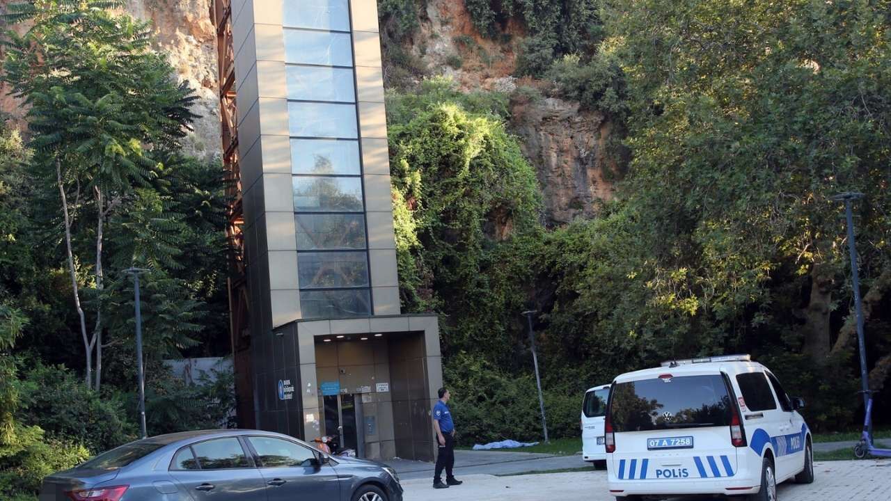 Panoramik Asansörde Feci Ölüm 35 Metreden Düştü (1)