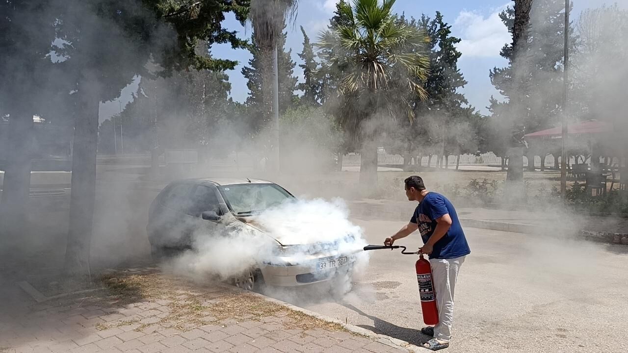 Peş Peşe Patladı! Adana'da Otomobil Alevlere Teslim Oldu