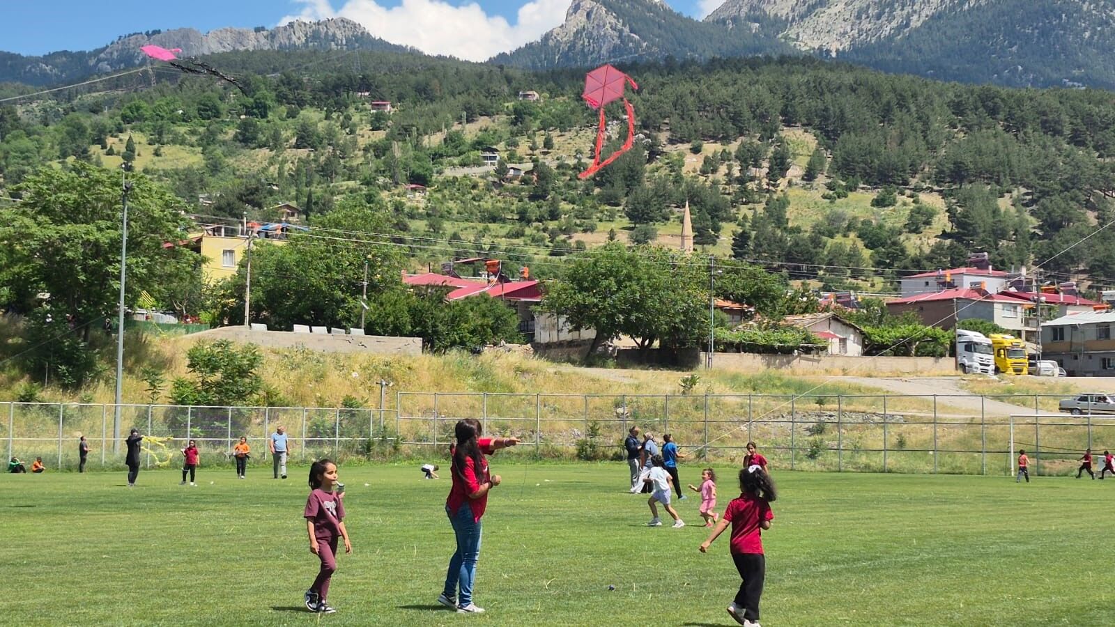 Pozantı’da Aileler Ve Çocuklar Uçurtma Şenliğinde Bir Araya Geldi (1)