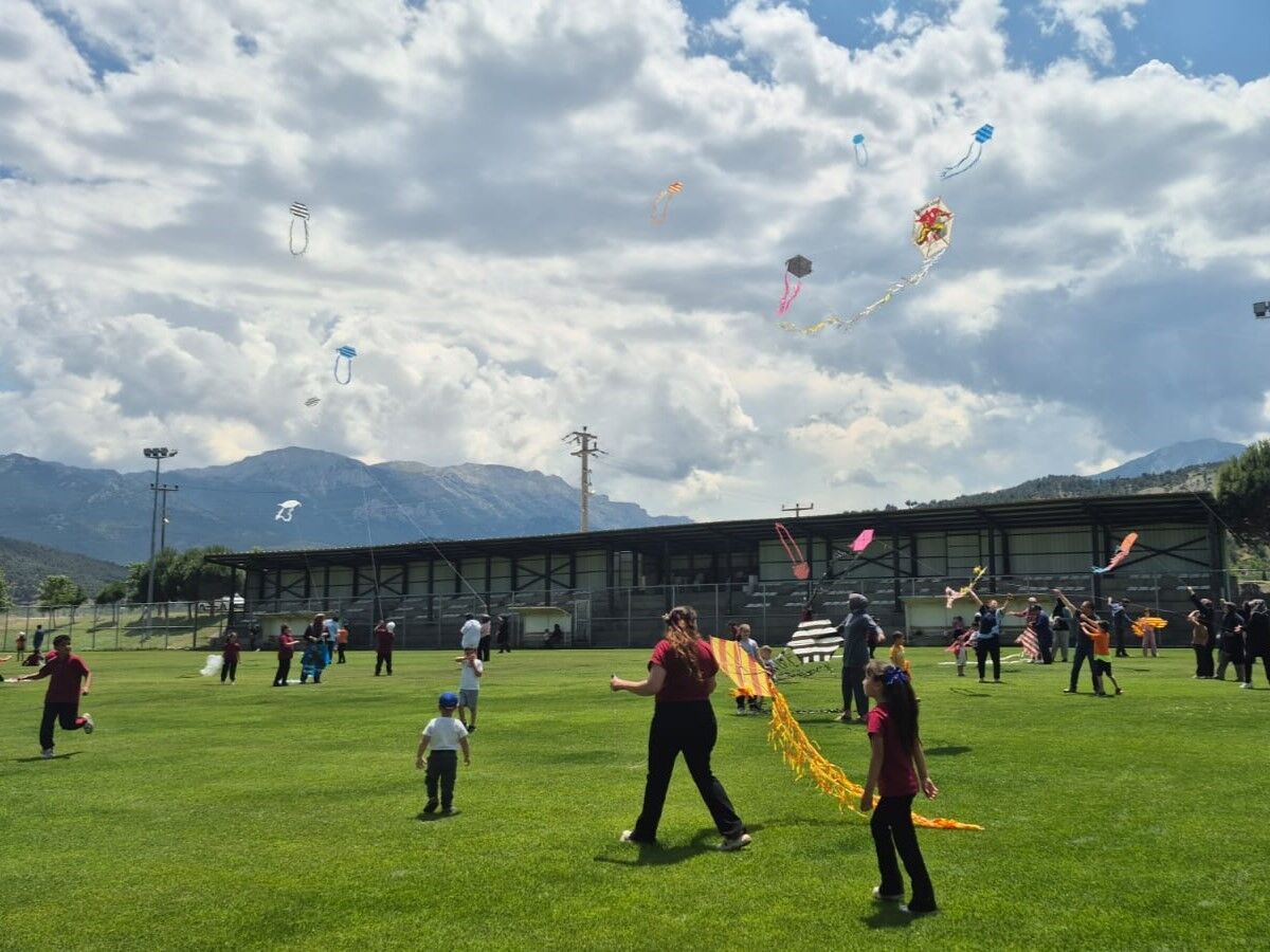 Pozantı’da Aileler Ve Çocuklar Uçurtma Şenliğinde Bir Araya Geldi (2)