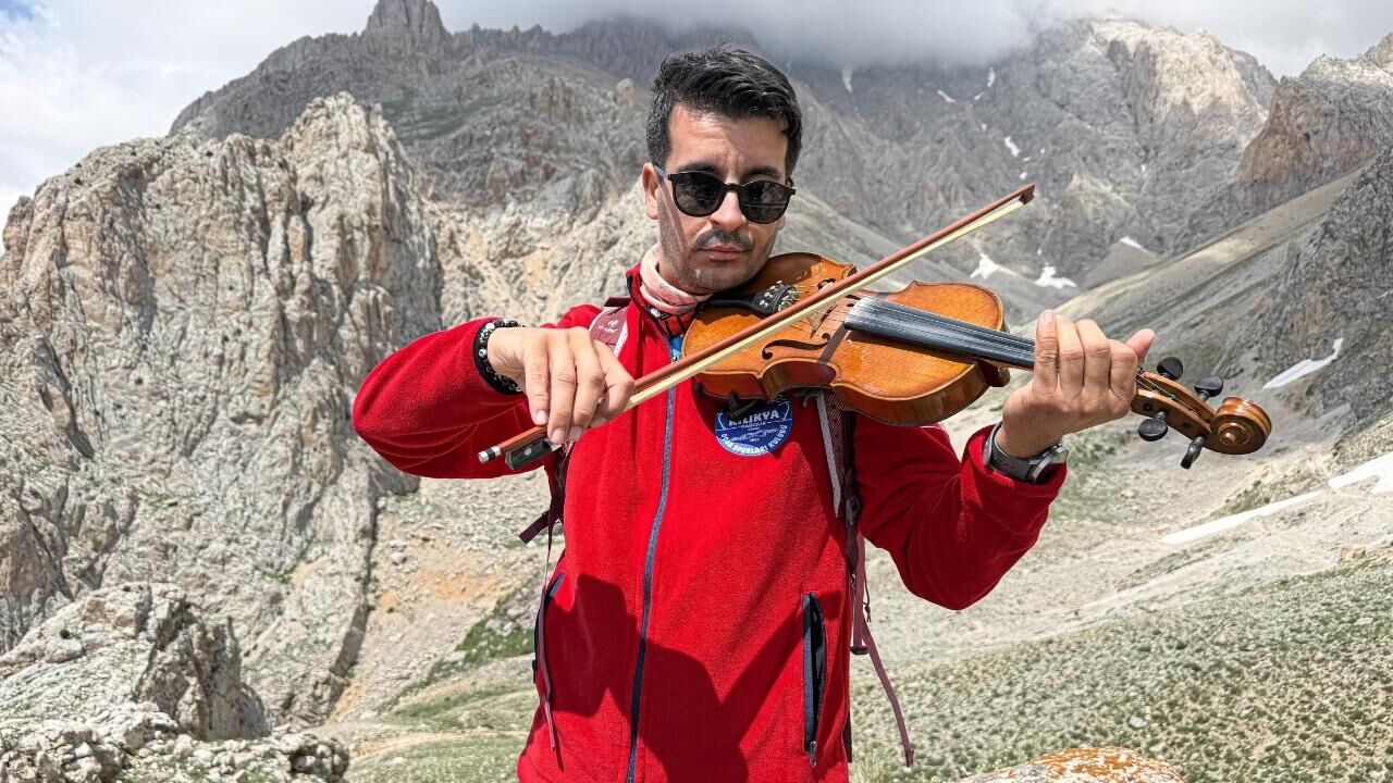 Sağlık Memuru Burhan Şahin, Kemanıyla Zirveleri Büyülüyor! (2)
