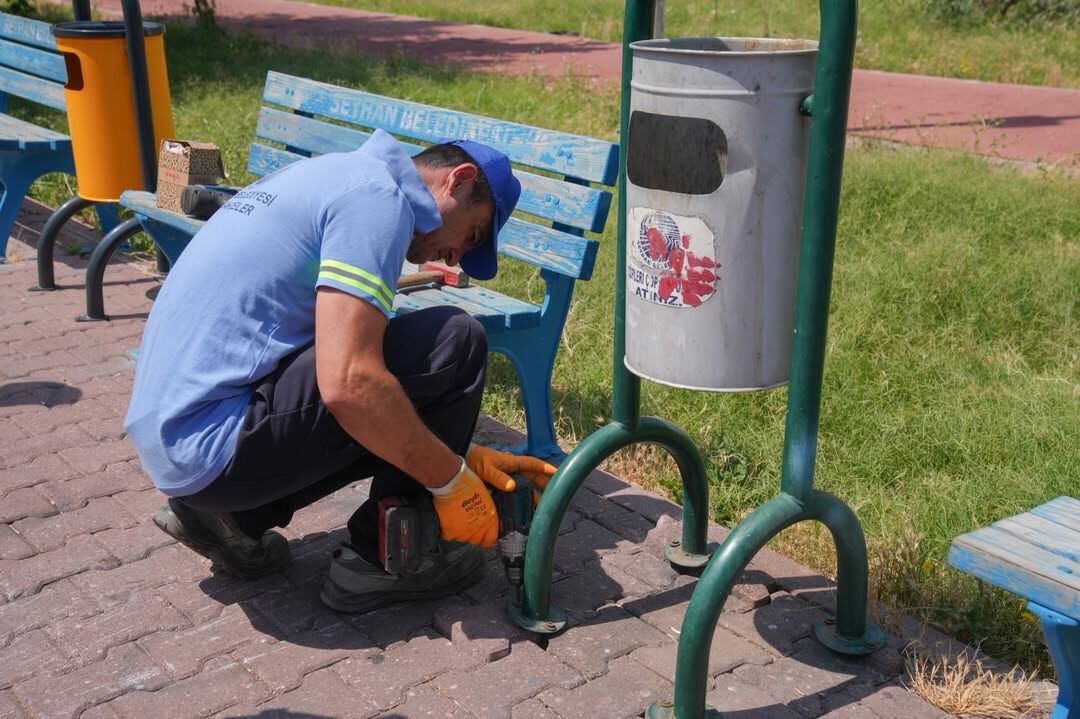 Seyhan'da Çocuk Parklarına Sevgi Eli (1)
