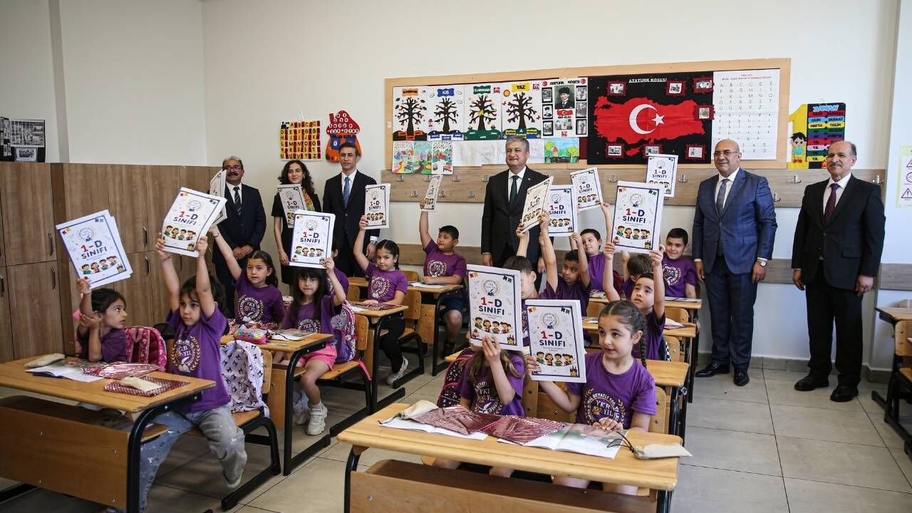 Vali Mustafa Yavuz, Öğrencilerin Karne Sevincine Ortak Oldu (1)