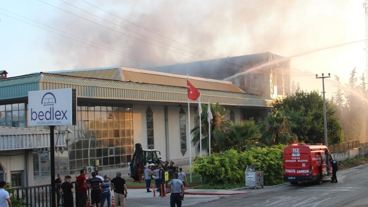 Adana Osb'de Yatak Fabrikasında Yangın! (1)