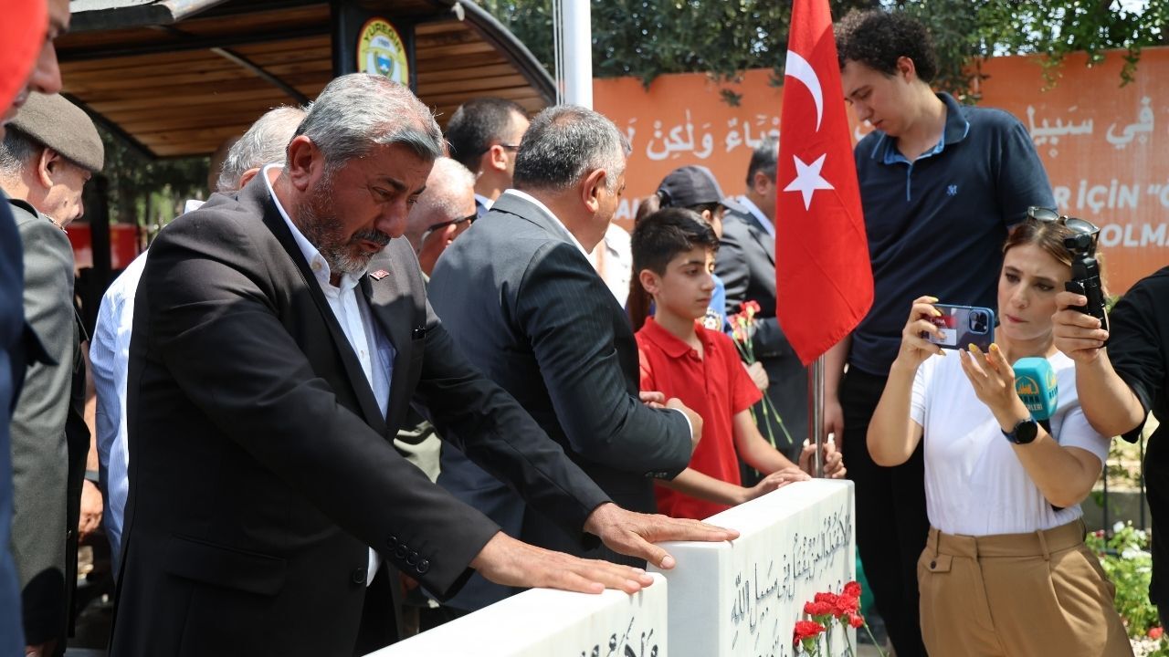 Adana'da 15 Temmuz Şehitleri Kabirleri Başında Dualarla Anıldı (1)