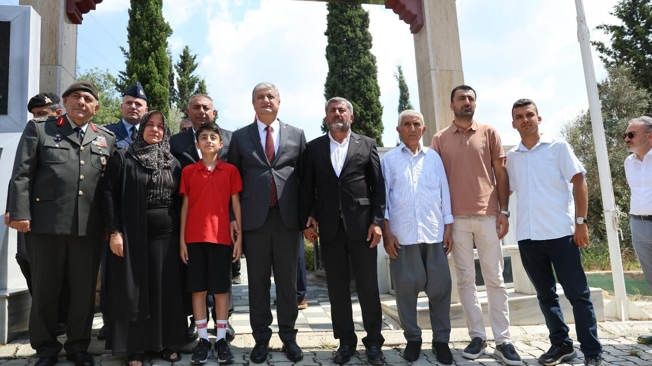 Adana'da 15 Temmuz Şehitleri Kabirleri Başında Dualarla Anıldı (2)