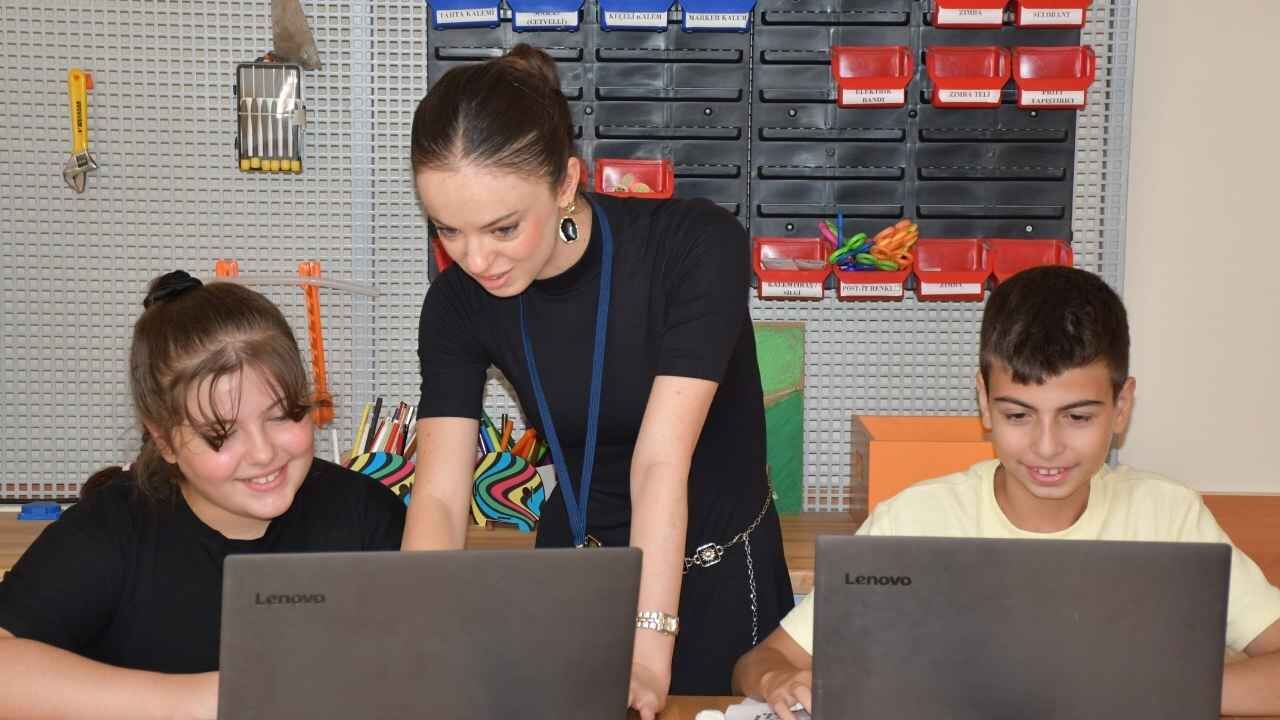 Adana'da 22 Üniversiteli Gönüllü Çocukların Hayatına Dokunuyor (2)