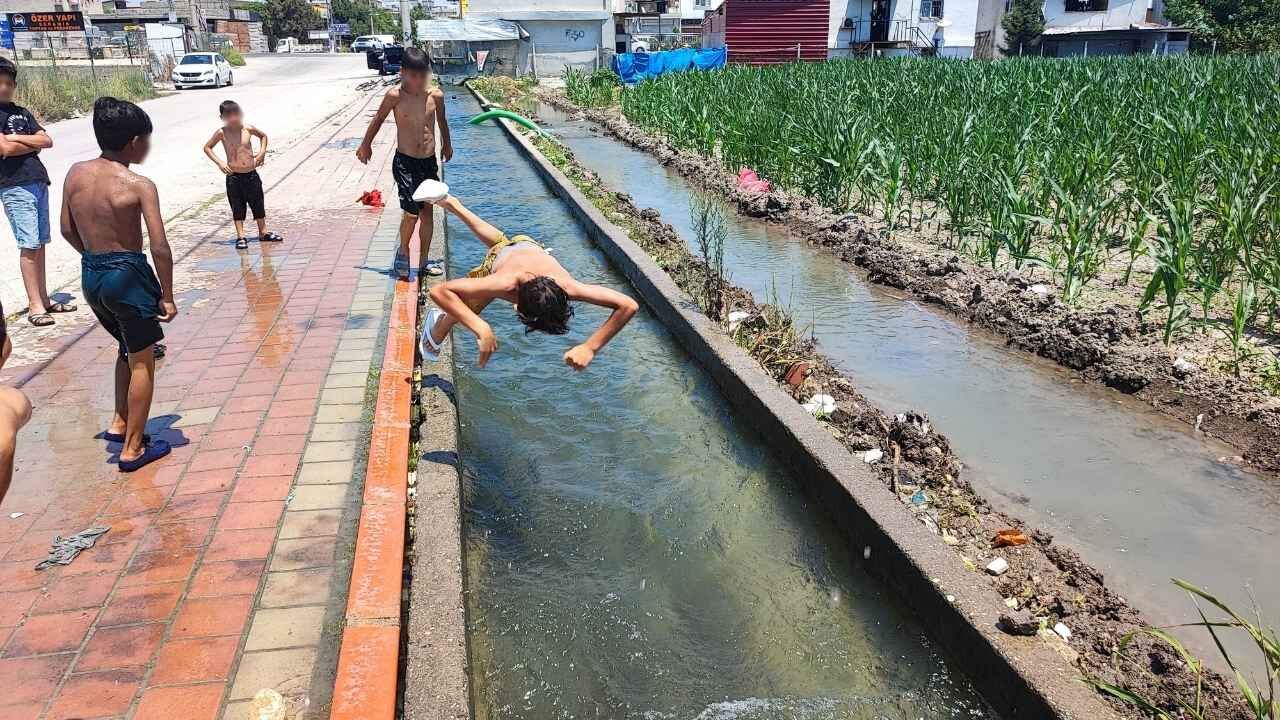 Adana'da 43 Derecede Sulama Kanalı Plaja Döndü