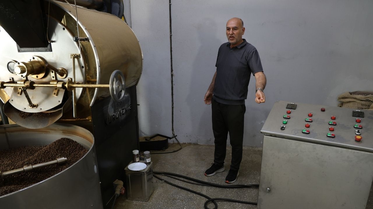 Adana'da Alacak Verecek Kavgası Kamerada! İş Yerinde Darbedildi (2)