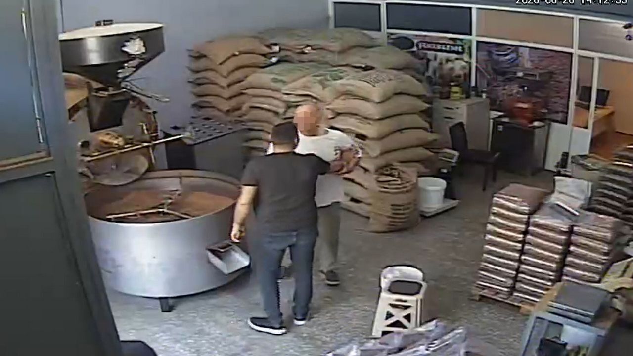 Adana'da Alacak Verecek Kavgası Kamerada! İş Yerinde Darbedildi