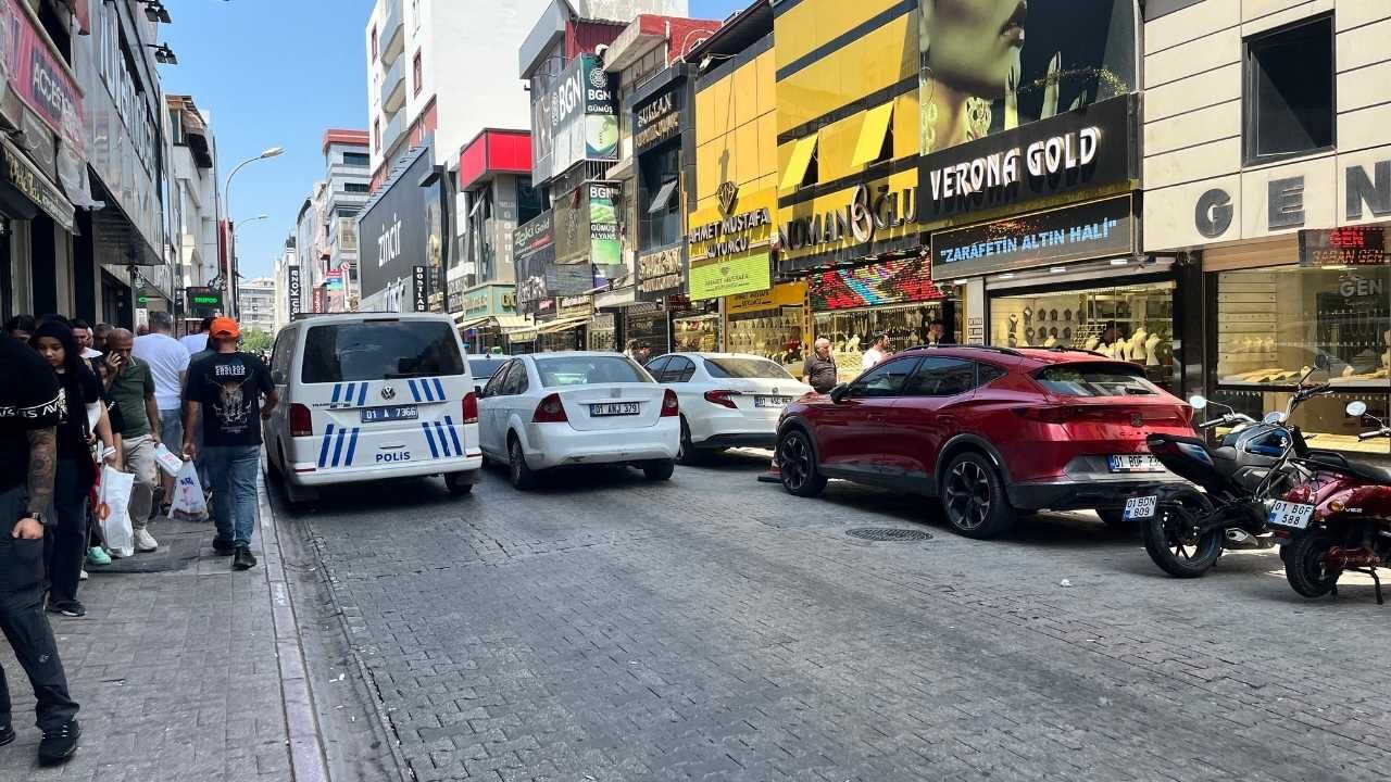 Adana'da Hatalı Park Çilesi Çift Sıra Parklar Trafiği Kilitliyor (1)