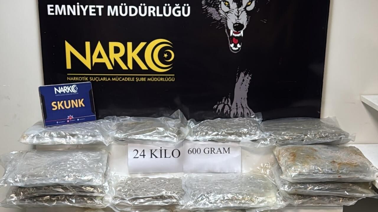Adana'da Polisin Durdurduğu Tırda Dev Yasaklı Madde Operasyonu! (1)
