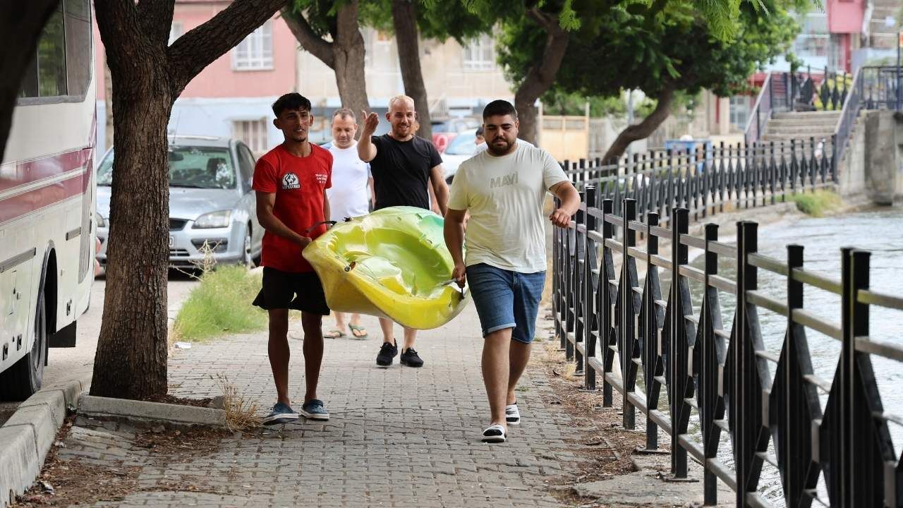 Adana'da Sıcaklar Tehlikeyi Büyüttü! Mahalleli Çocuklar Için Seferber Oldu (2)