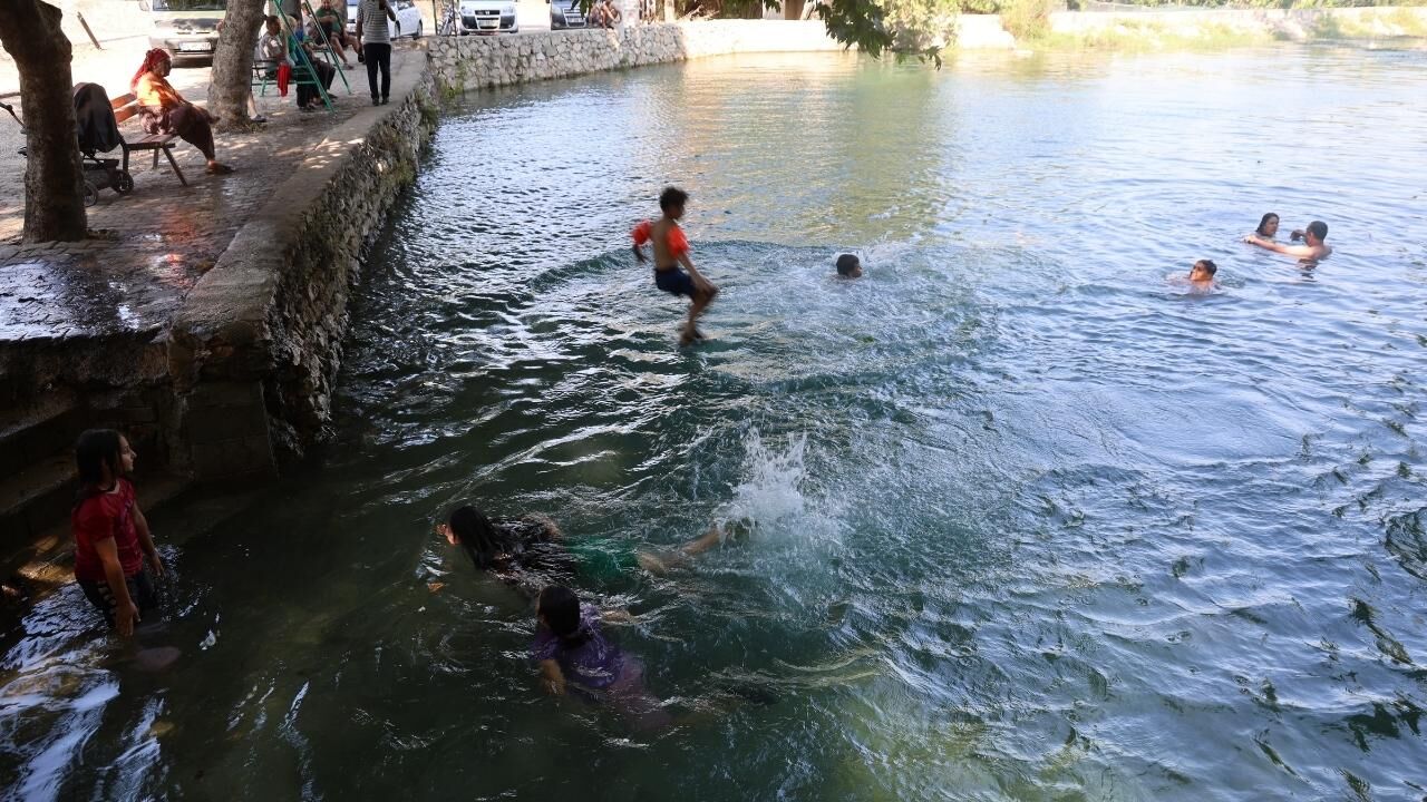 Adana'da Termometreler 40'I Gösterdi! Vatandaşlar Çareyi Buz Gibi Gölette Buldu