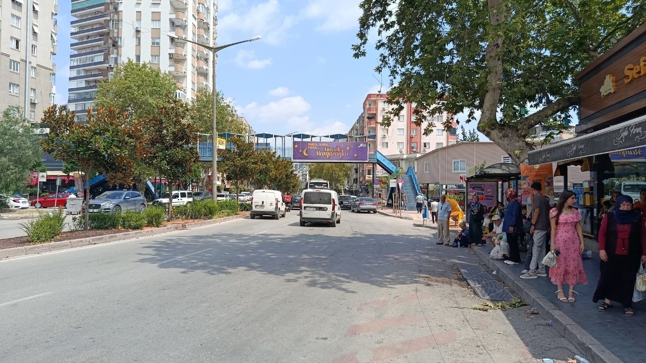 Adana'da Yaya Geçidinde Feci Kaza Genç Kız Hayatını Kaybetti (1)