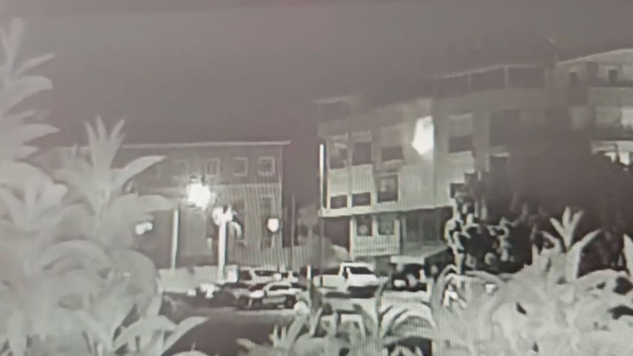 Balkondan Atılan Yanan Bez Atölyeyi Küle Çevirdi