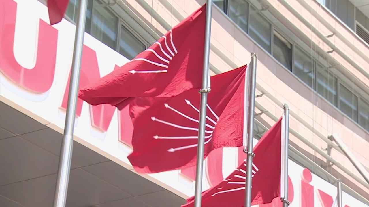 Özgür Özel'in yeni parti kararı sonrası CHP Adana'da ilk istifalar geldi