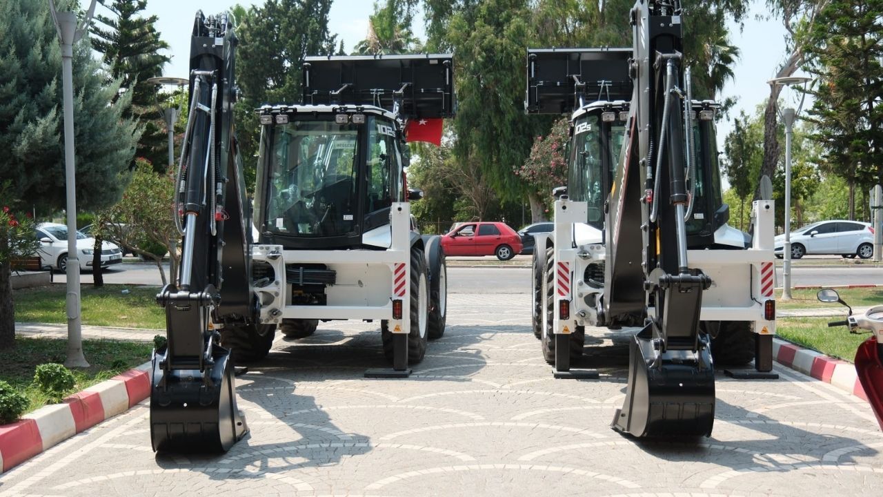 Ceyhan Belediyesi Filosunu Güçlendirdi! İki Yeni Kepçe Hizmete Başladı (1)