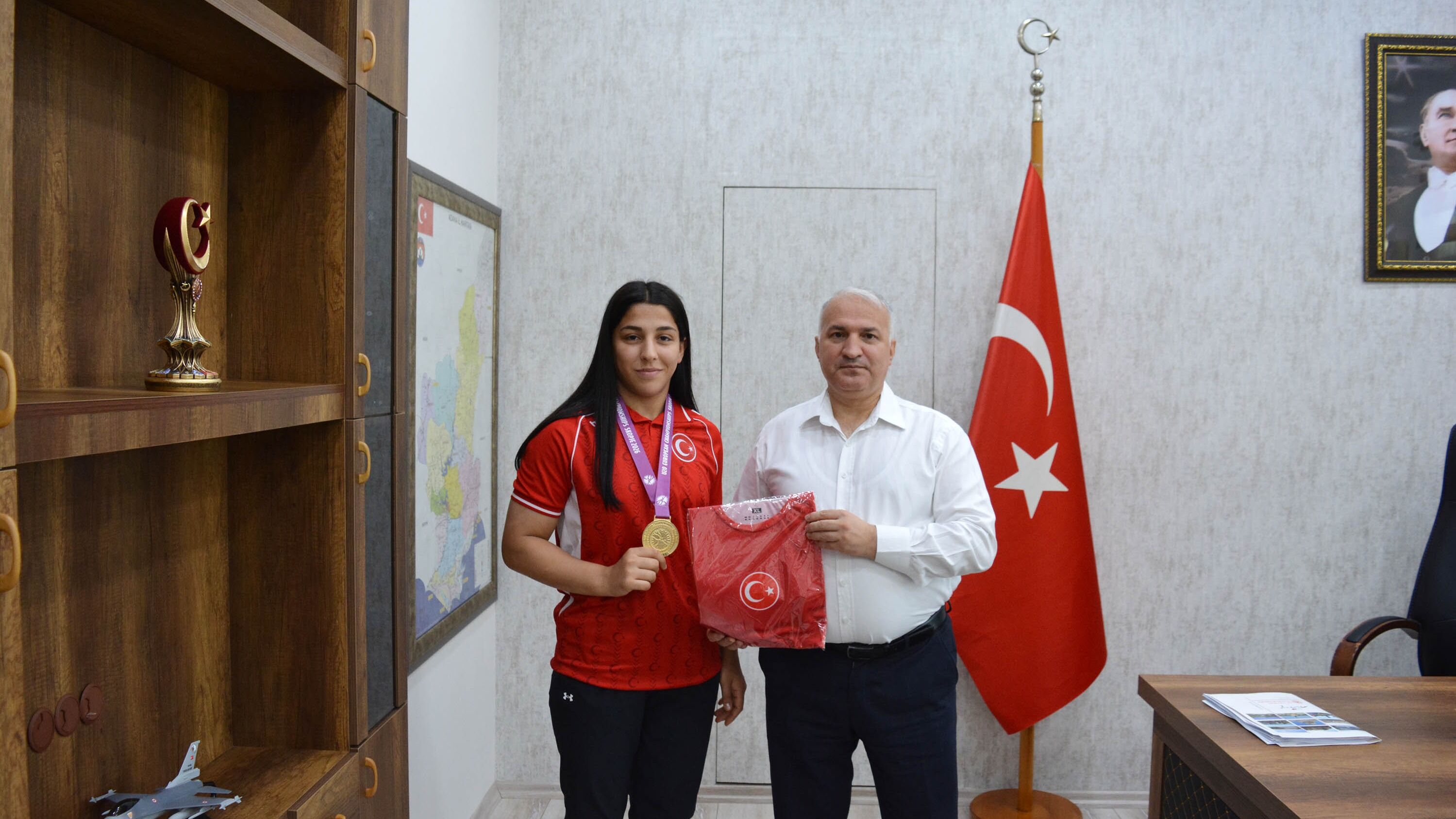 Ceyhan’ın Gururu Elif Şevval Kurt, Kaymakam Kurtyemez’i Ziyaret Etti (2)