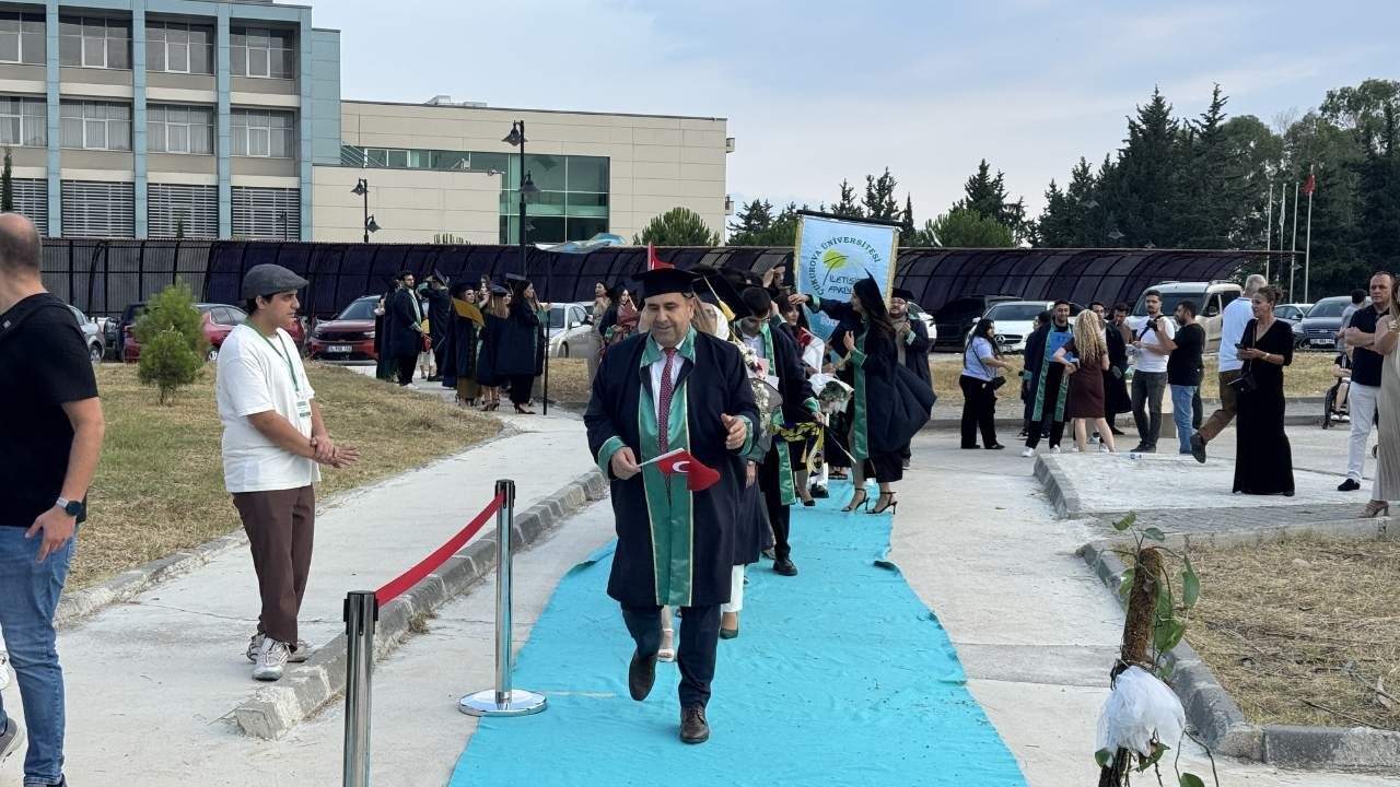 Çü İletişim Fakültesi'nde Mezuniyet Coşkusu (2)