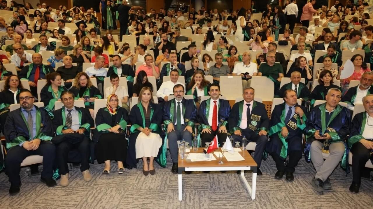 Çukurova Üniversitesi'nde Lisansüstü Mezuniyet Heyecanı