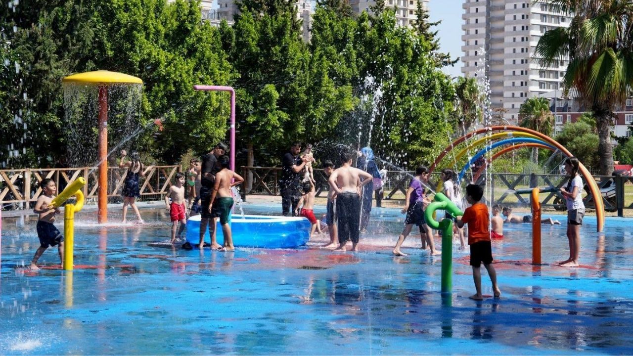 Çukurova’da Su Oyun Parkları Miniklere Yaz Coşkusu Yaşatıyor (1)