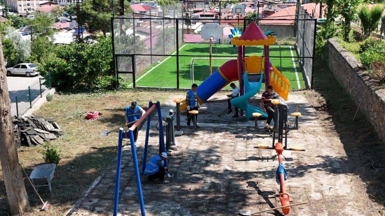 Feke Belediyesi Parklarda Yenileme Çalışmalarına Başladı (1)