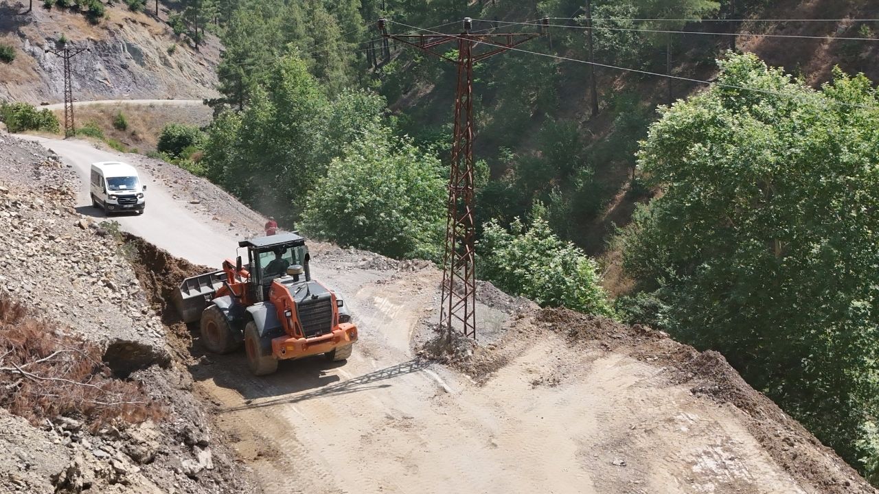 Feke'de Cam Seyir Terası Yolunda Bakım Çalışmaları Sürüyor (1)